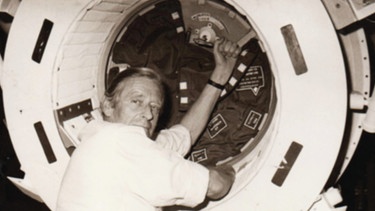 Wolf Mittler vor der Nasa-Raumfahrtkapsel anlässlich der Live-Simultan-Übertragung der Mondlandung | Bild: BR Historisches Archiv