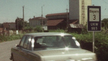 Auto neben Bayern 3-Schild mit UKW-Frequenzangabe | Bild: BR Archiv