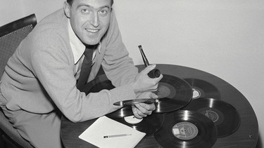 Werner Götze am Tisch sitzend mit Schallplatten | Bild: BR Historisches Archiv
