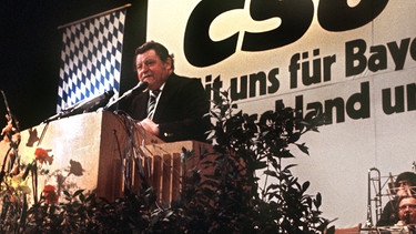 Ministerpräsident Franz Josef Strauß am Redepult | Bild: picture-alliance / dpa | Heinrich Sanden