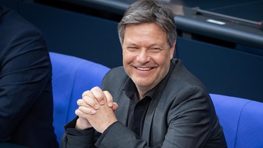Robert Habeck, Bundeswirtschafts-und Klimaminister (Gruene) lachend im Portrait auf der Regierungsbank bei der hitzigen Debatte um das Erneuerbare-Energien-Gesetz (Solarpaket) bei der 167. Sitzung des Deutschen Bundestag in Berlin
| Bild: picture alliance / Flashpic / Jens Krick